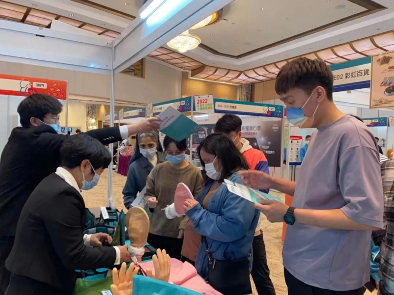 陳仁英展示護理產品