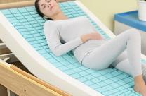 幫助身體完全不能動(dòng)的癱瘓病人預(yù)防長(zhǎng)褥瘡的不需要充氣的防褥瘡床墊